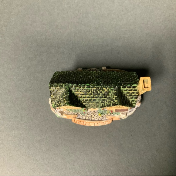 Baileys Irish Cream collector’s cottage, 1997 - Picture 6 of 6